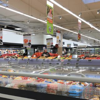 Installation de déstratificateurs dans le magasin Auchan de Saint-Herblain